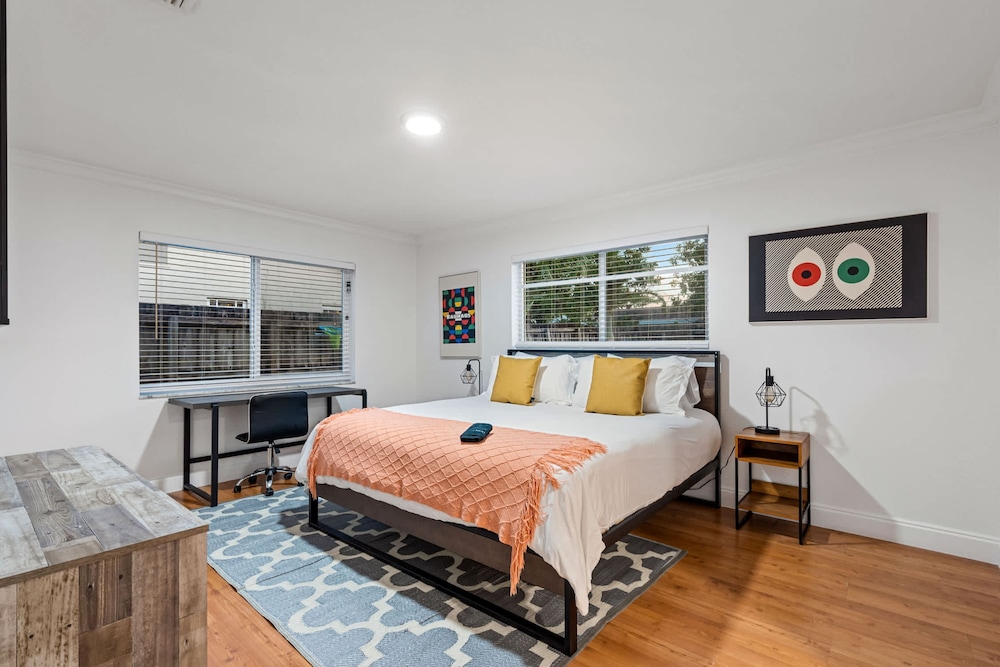 4BR With Private Pool and Game Room - Prime Location