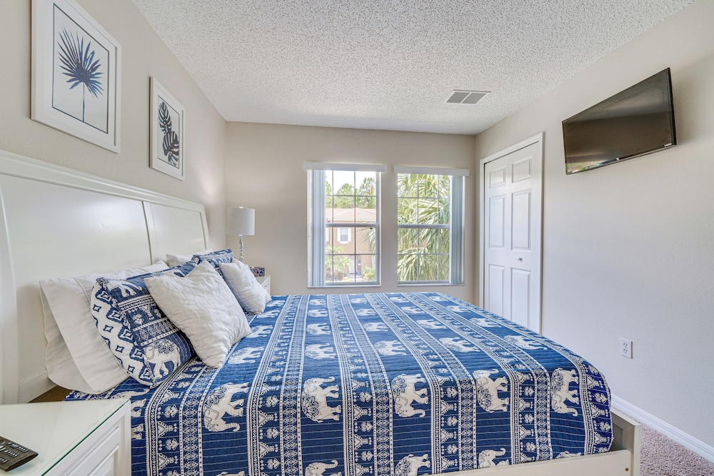 7 Mi to Disney: Kissimmee Poolside Paradise! view 2
