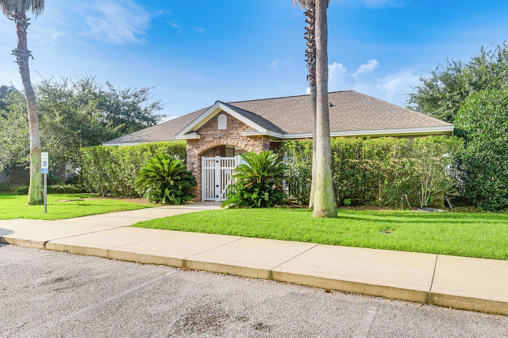 3 Mi to Owa: Modern Condo w/ Resort Pool!