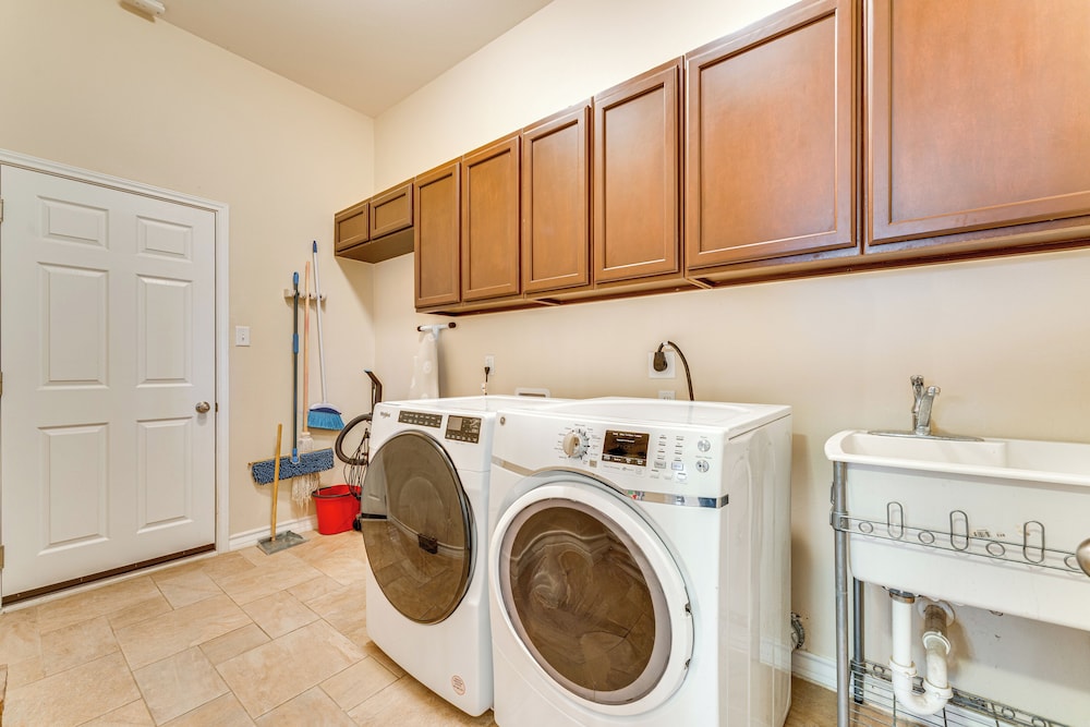 7 Mi to Lake Casa Blanca: Laredo Family Home!