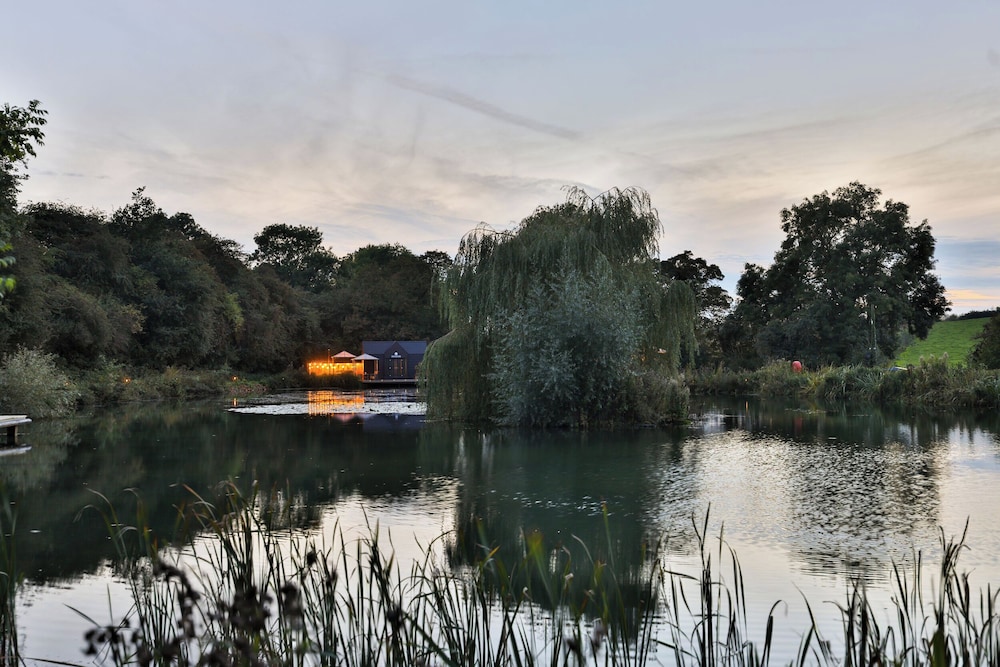 Oak Lodge At Bridge Lake Farm & Fishery