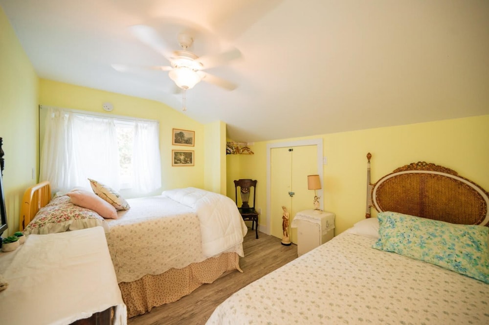 Hot Tub Waterfront Cottage - Near Sauble Beach