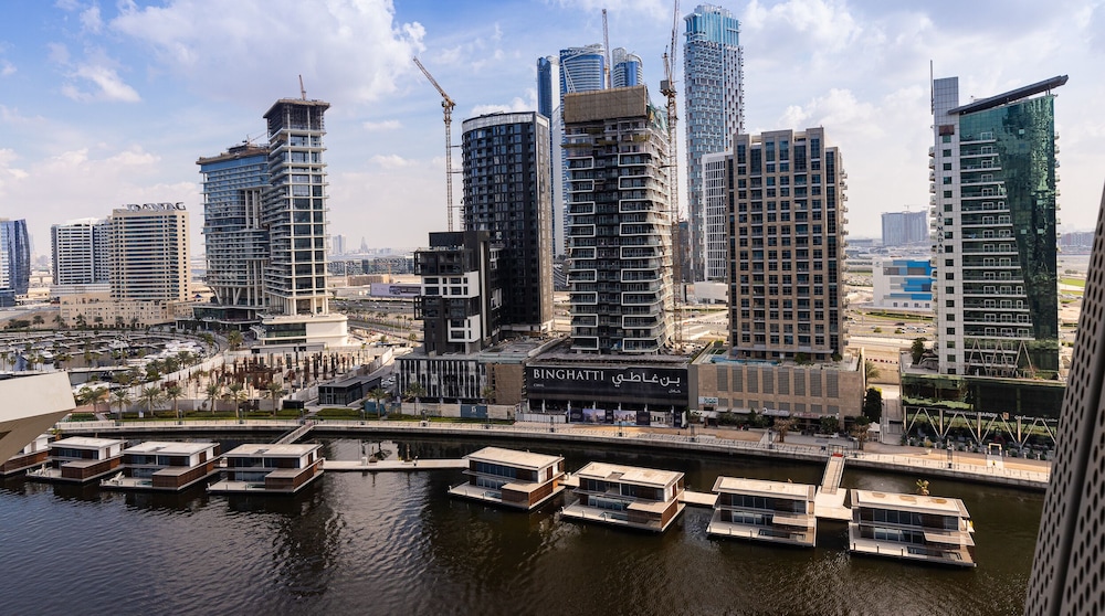 SIMPLY COMFORT Urban Chic Suites in J One Tower City & Canal Views