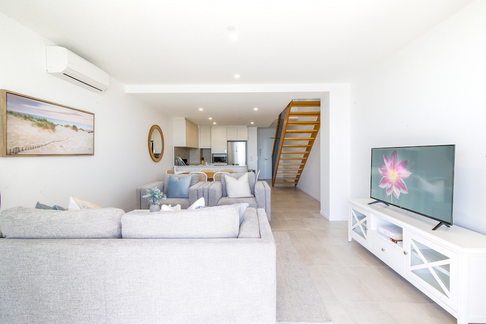 Superb 2-bed Apartment With Scenic Bay Views