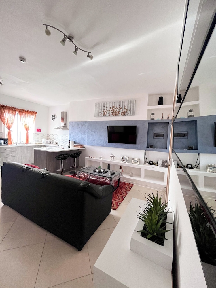 Modern PENTHOUSE 2 Terraces near Airport