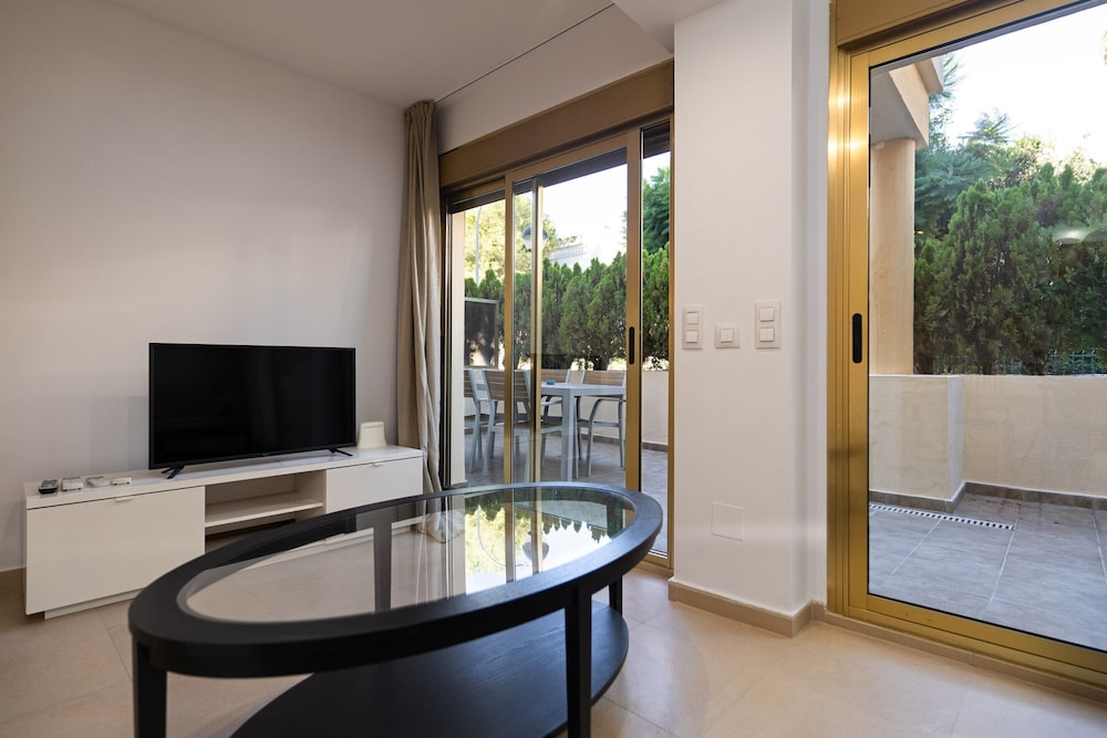 Beachside Apartment With Shared Pool