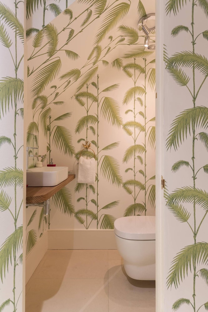 Warwick Gardens II by Onefinestay