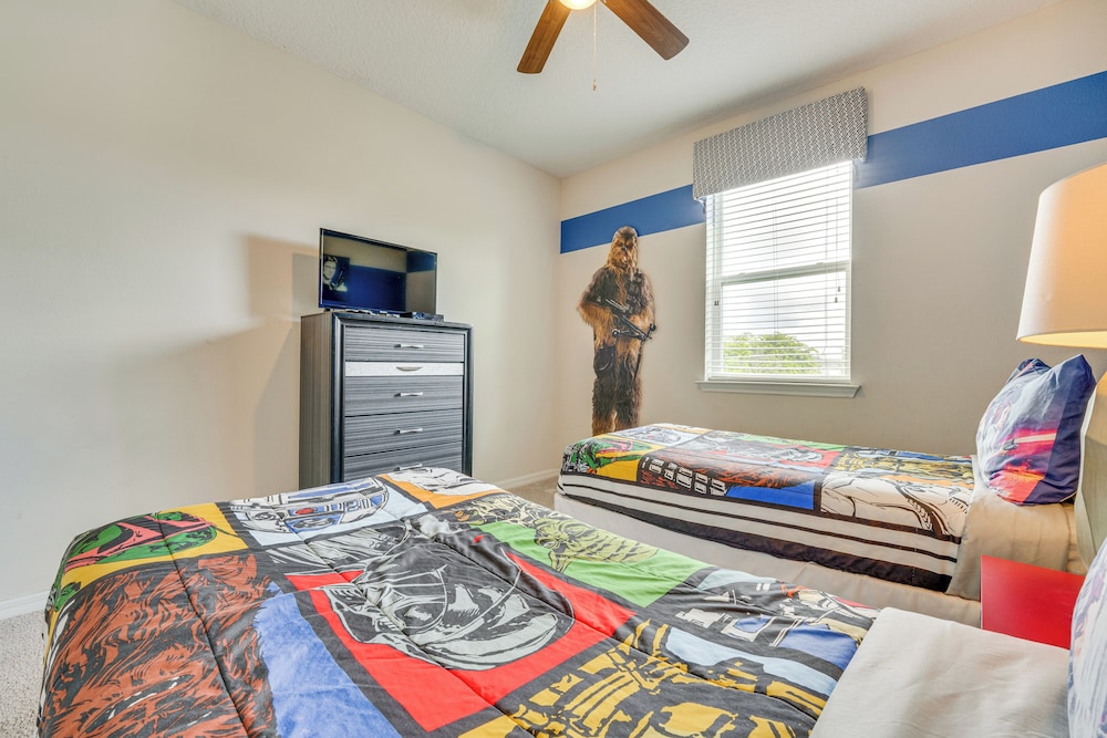 Home Near Theme Parks in Kissimmee: Family Perks!