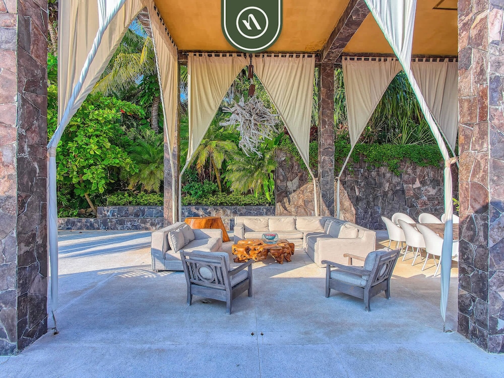 Luxury Oceanfront Villa - Private Beach - Pool