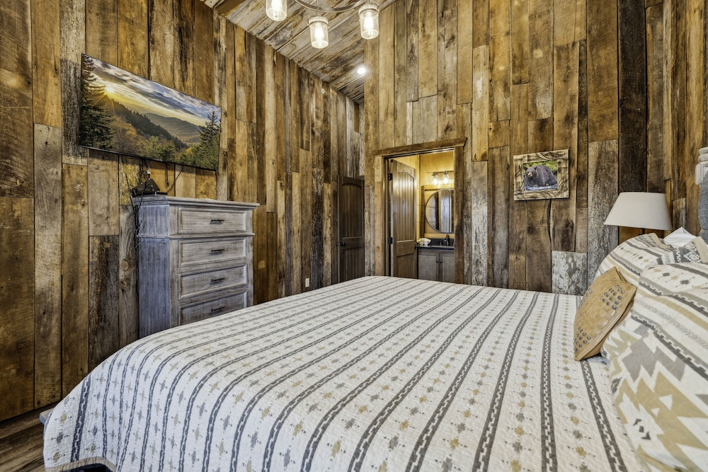 Grand Splash Lodge 6 Bedroom Cabin