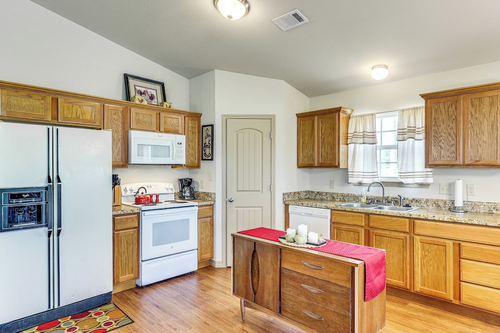 3 Mi to Arkansas River: Rural Family Home w/ Yard