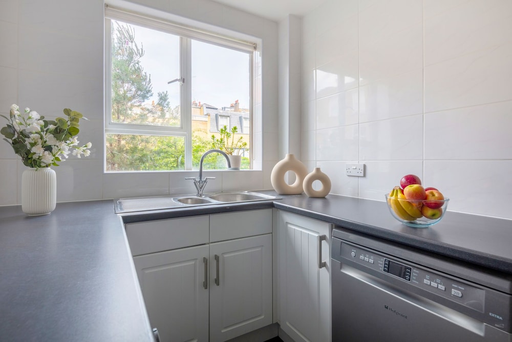 Elegant & Airy 2BR near Regents Park