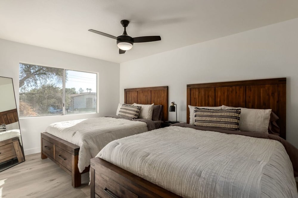 Luxe 2BR Townhouse 4 Heated Pools Walk 2 Old Town