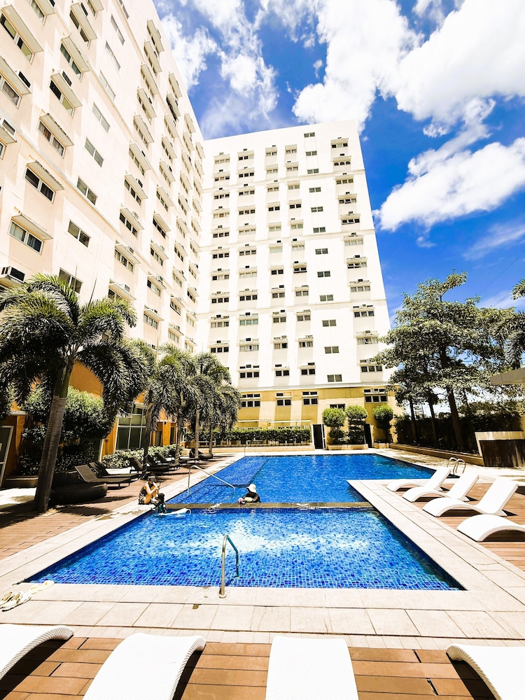 Holland Park Condominium