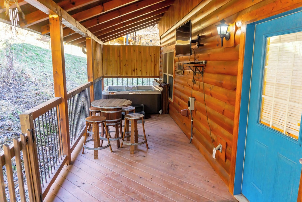 2 BR Pigeon Forge Home w/ Porch & Hot Tub