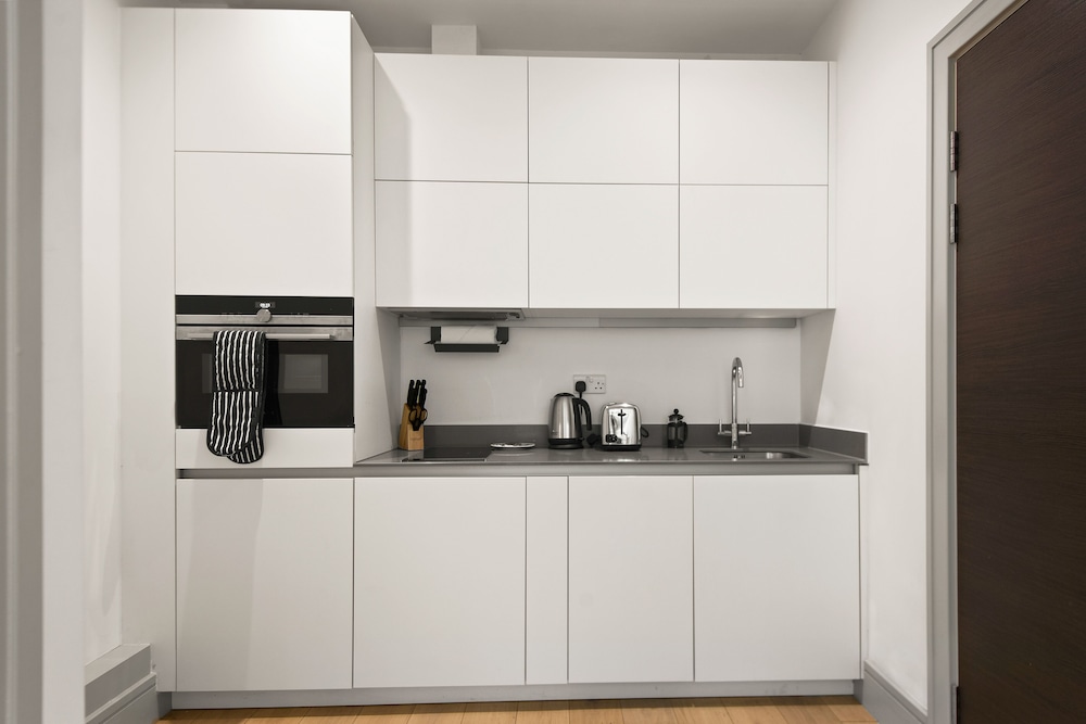 Charming 1-bed Apartment in Harrow view 5