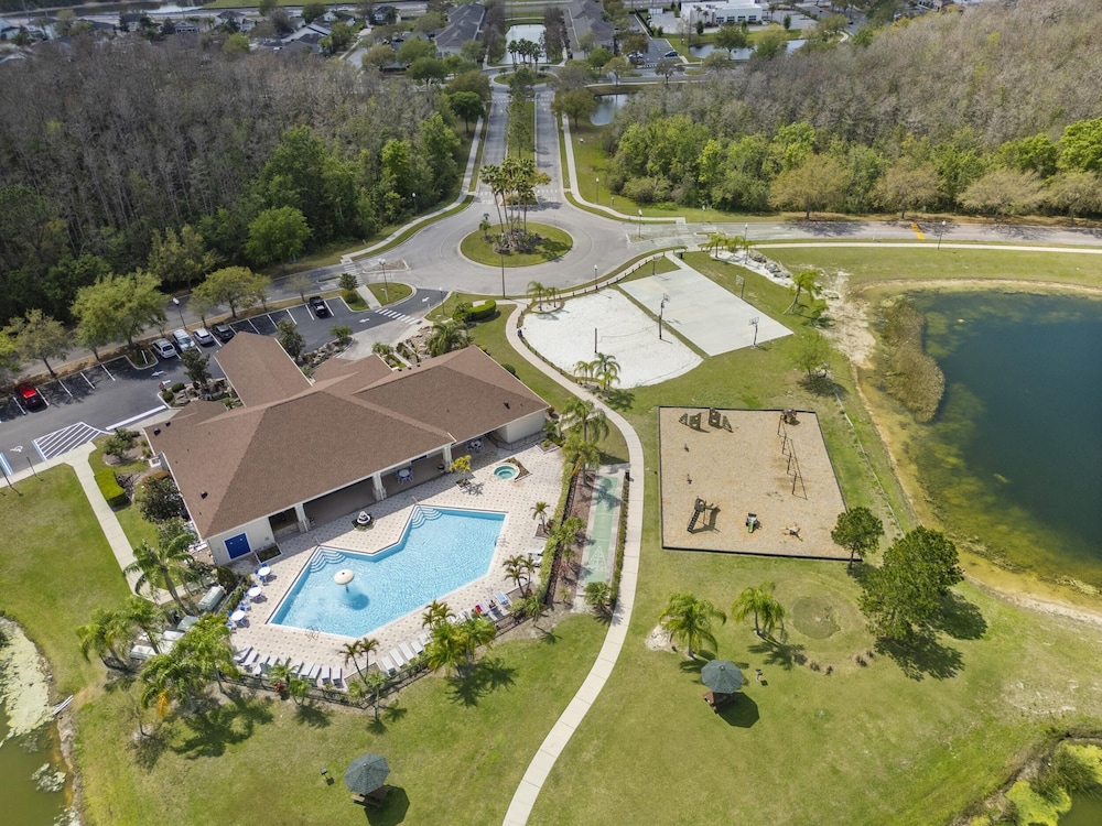 Trafalgar Resort Community Pool and Gym, Private Pool!