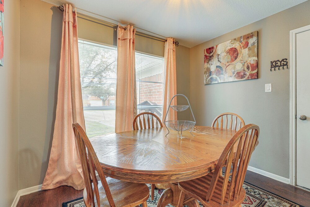 Covered Patio & Yard: Family Home in Katy