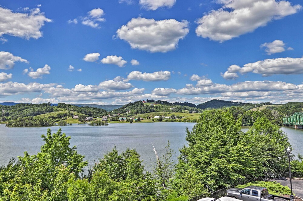 Modern Family Condo With Pano Lake Views & Pool!