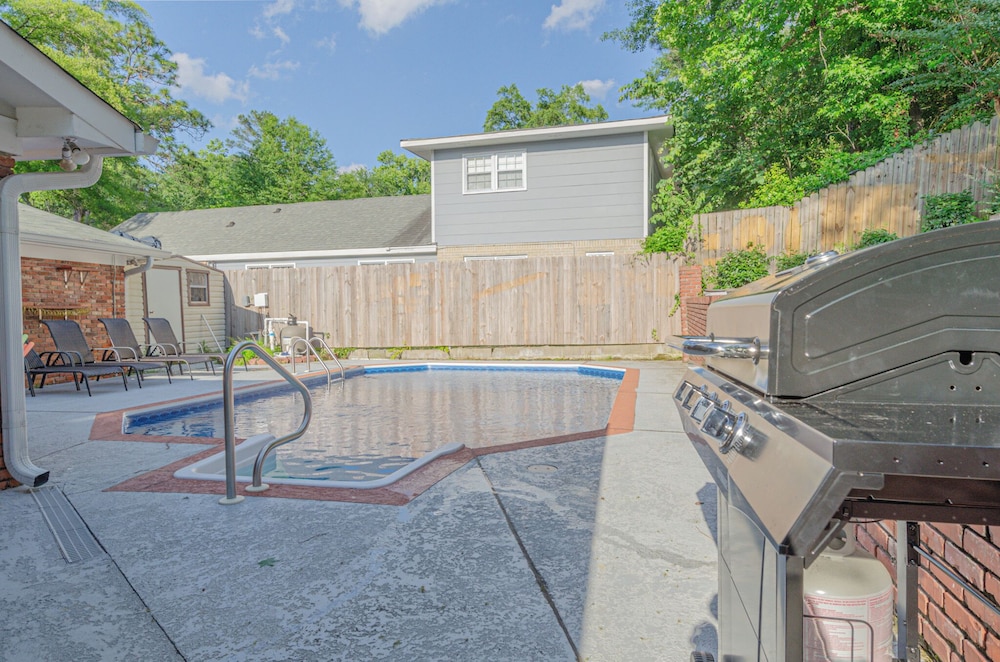 Relaxing 3BR Getaway with Pool and games