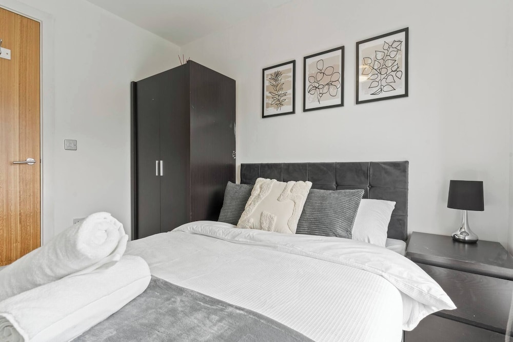 3-bed Elegant House Near Museums, Bullring & Parks
