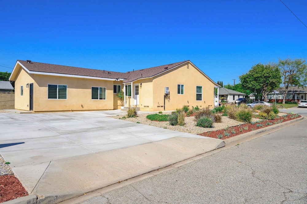 Modern New 3B Home Fully Stocked Cozy Sunlight