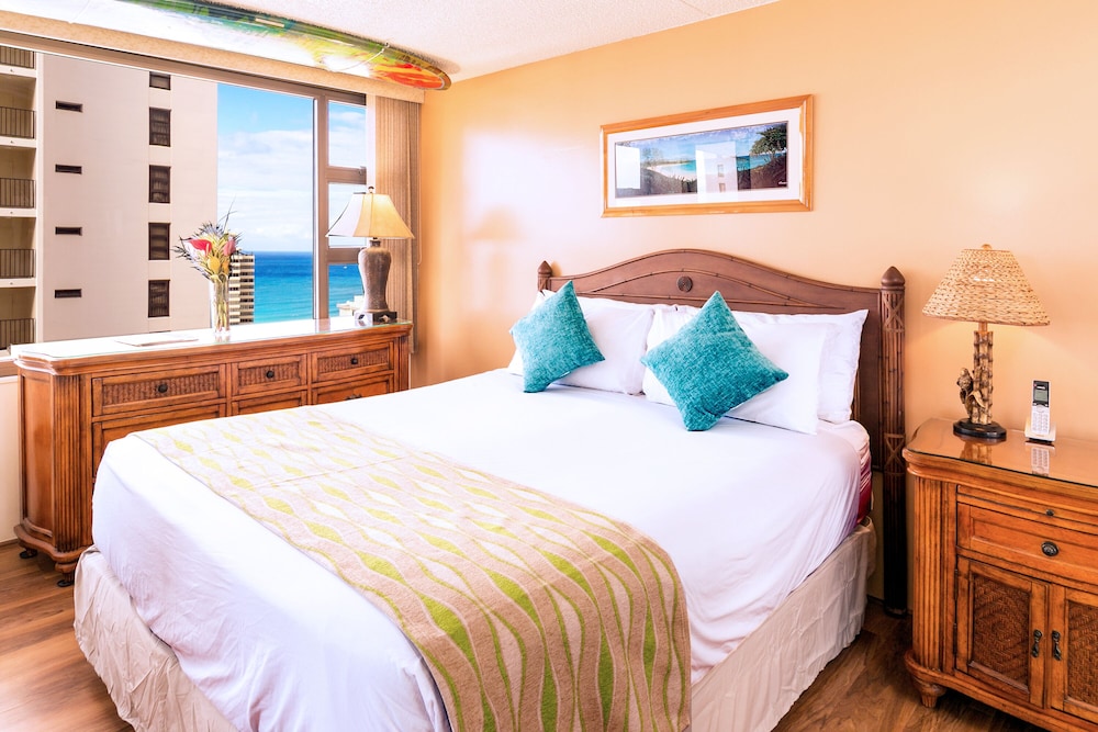 High Floor Ocean View Condo (King Bed and Parking): hotel room photo