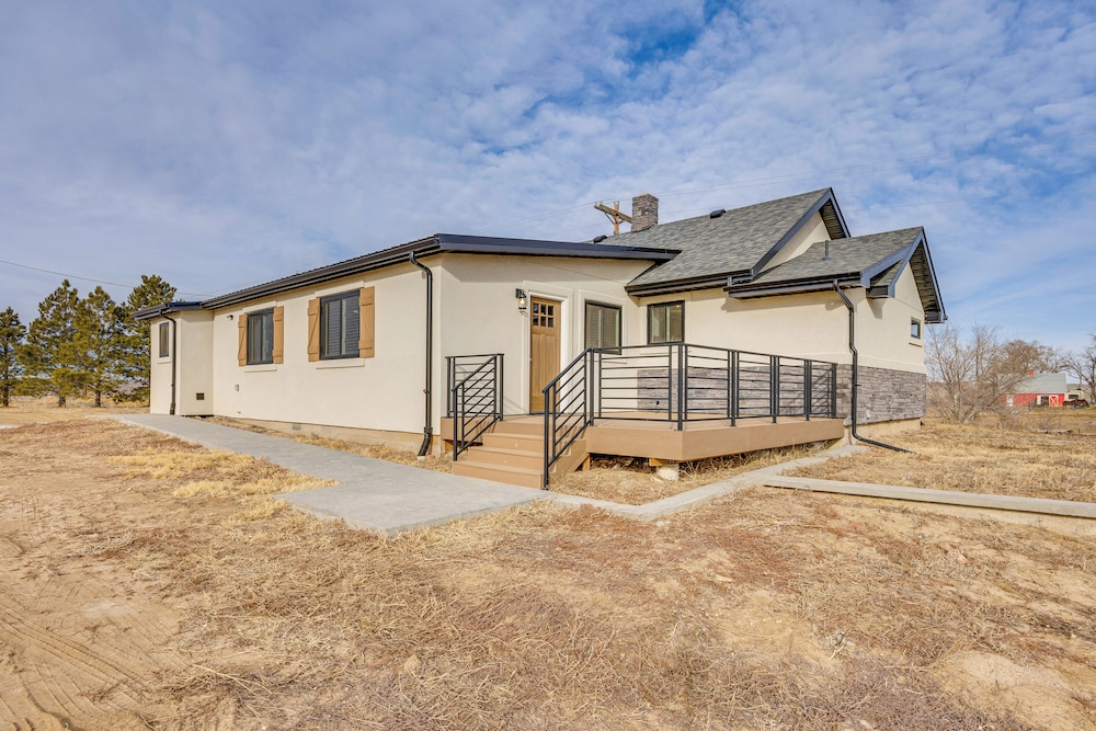 16 Mi to Paint Mines: Spacious Simla Home!