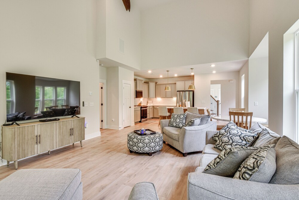 5 Mi to Memorial Stadium & Beach: Modern Townhome