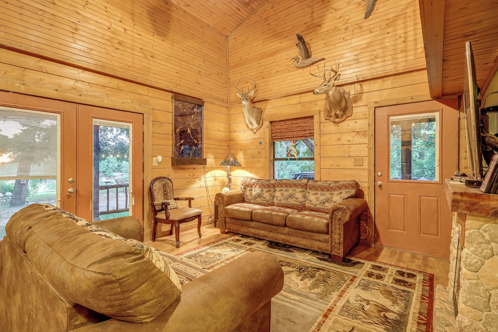 Private Pool: Fun Riverfront Retreat in Hamilton!