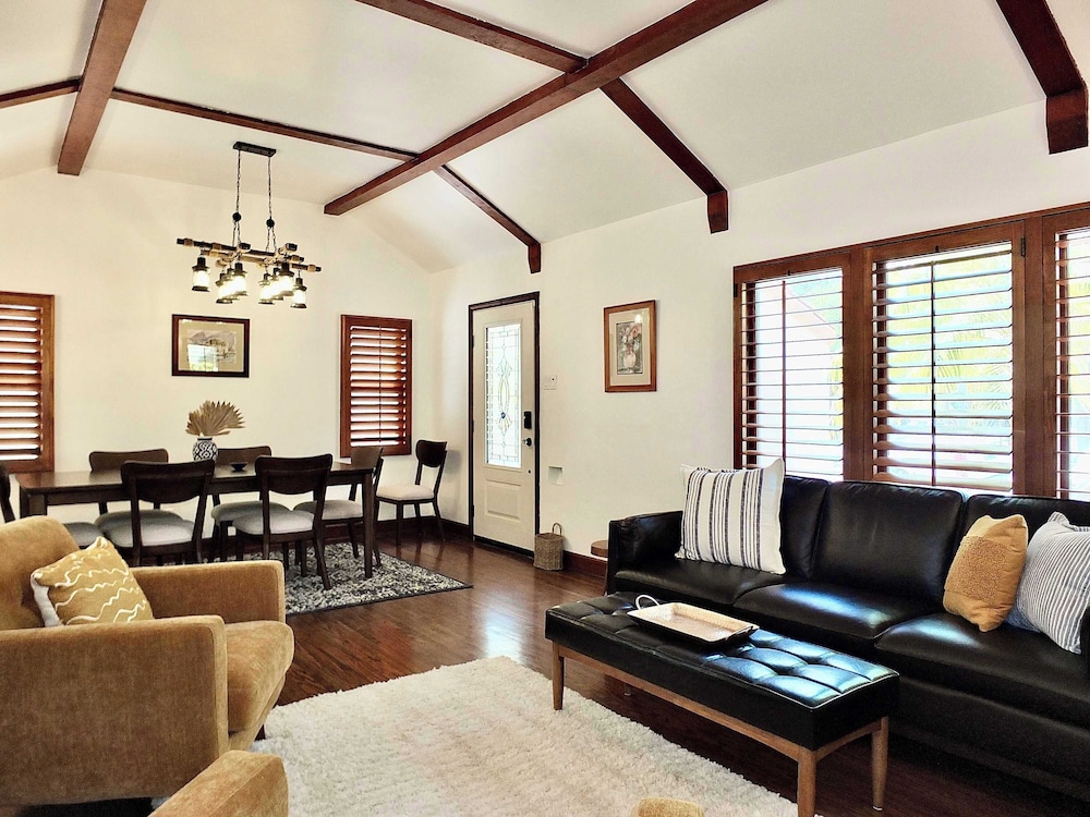 Belmont Shore Coastal Cottage - Cozy Home for 6 - 2 Blocks to Beach