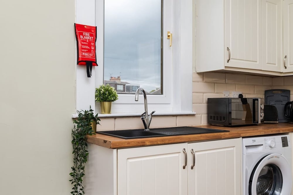 2bed Upper Cottage Flat-on Street Parking