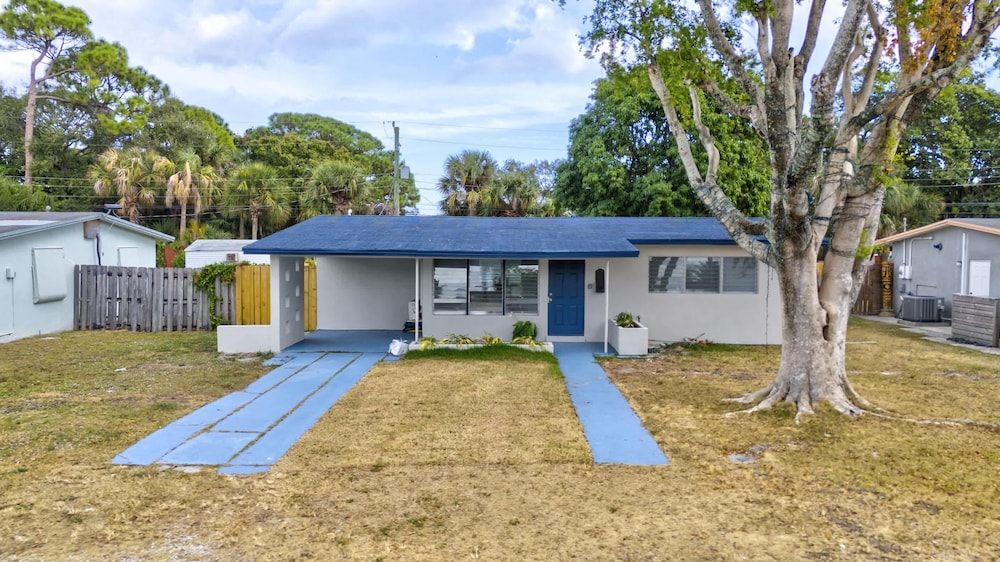 Pompano Beach Bungalow for 5!