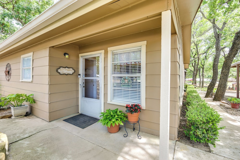 Family Home on Lake Bridgeport: Pets Welcome!