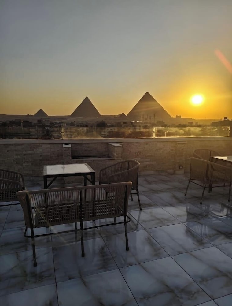 Point Pyramids View Inn