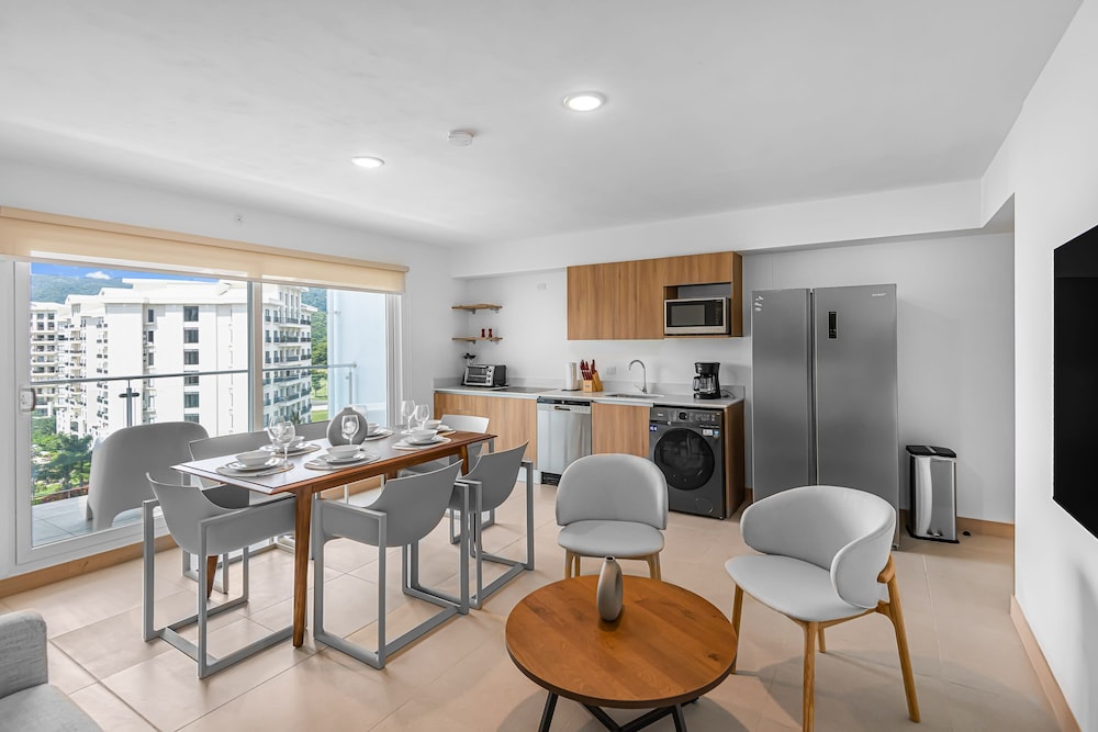 Upstay - Brand New Condo w Pool - 5 Mins to Beach