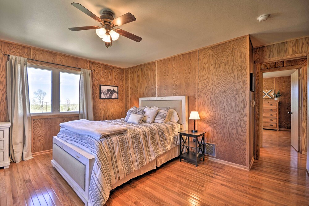 The Front Porch 20-acre Country Home w/ Mtn View view 3