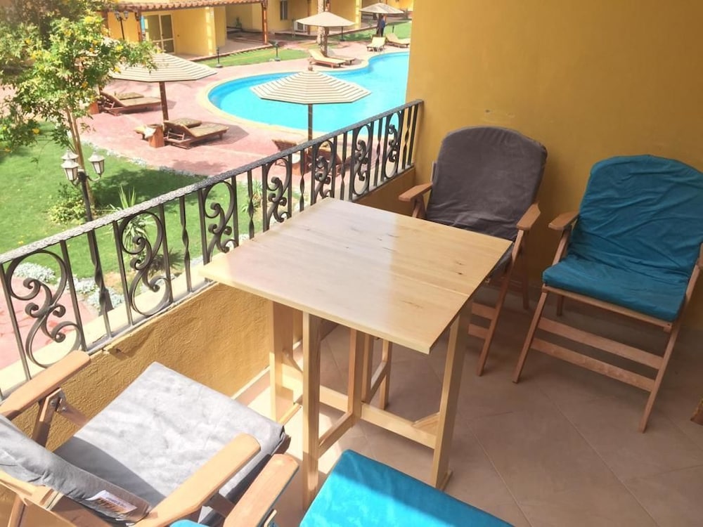 Pool View Apart At British Resort 221