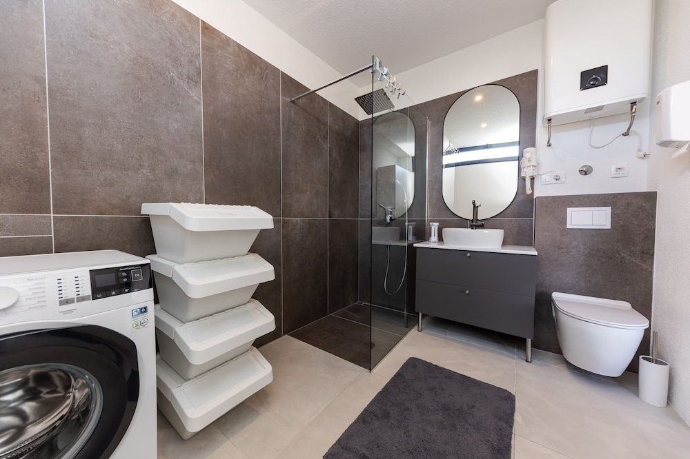 Orange Apartment - Okrug Gornji Seaside Retreat