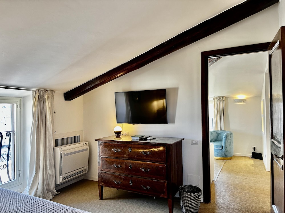 L Ortensia Bianca in Palazzo Ruspoli a Superb Retreat in the Most Elegant Palace in Rome