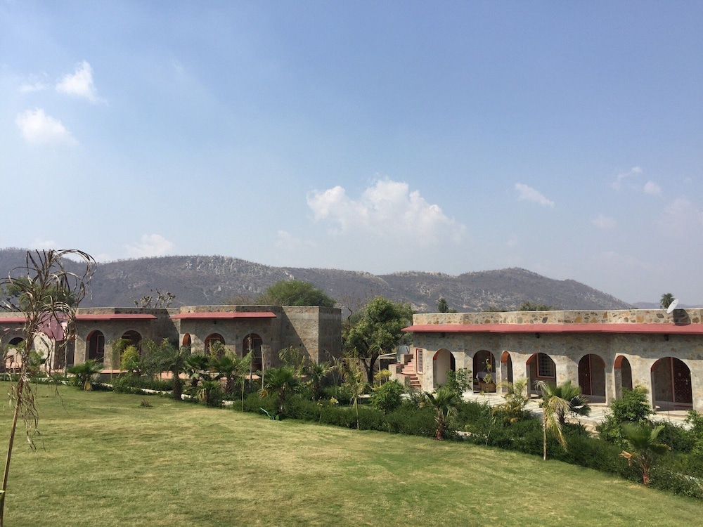 Van Chhavi Resort