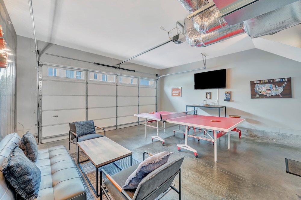 Rooftop Deck Grill Ping Pong Near Downtown Nashville