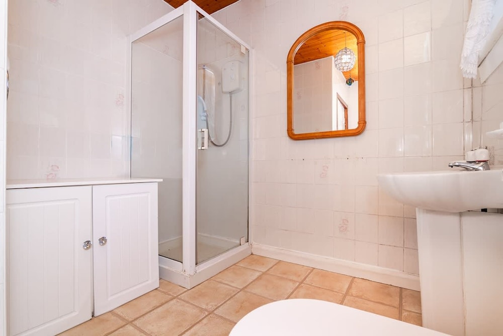 4 Bedroom House - Free Parking