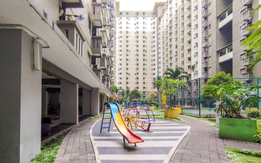 Spacious Cozy Living 3Br At Gateway Ahmad Yani Cicadas Apartment