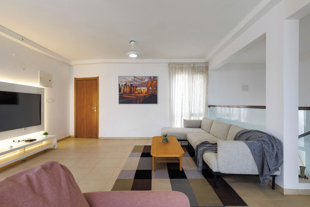 Skyline Haven by Red Olive4bhk30mins Airport