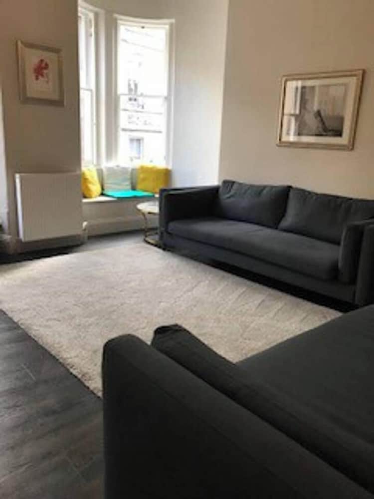 JOIVY Iconic Cockburn Street 4 Bedroom Apartment: Heart of Old Town view 4