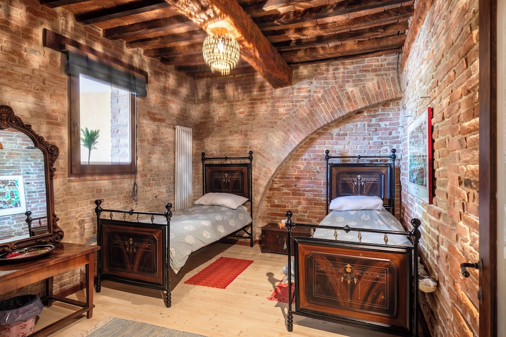 Tuscany - Townhouse - Sleeps 18 - Garden Near Lake