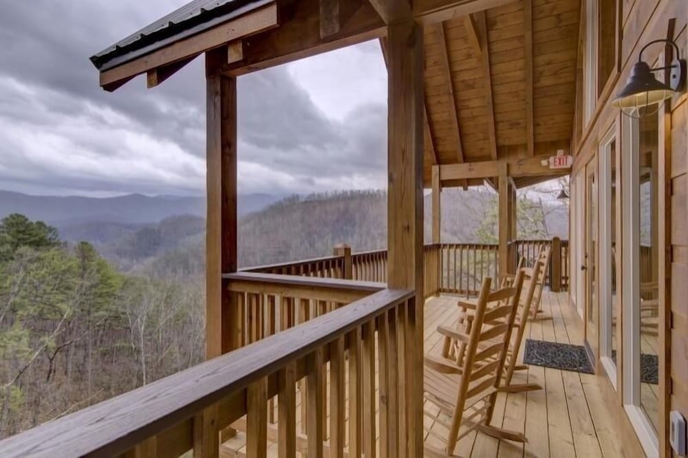 A Suitetastic View - 4 Bedrooms, 4 Baths, Sleeps 12 Home by RedAwning
