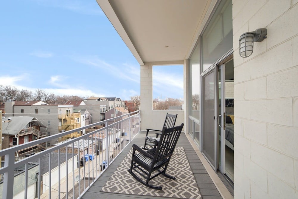 4-bedroom Penthouse w 2 Large Balconies Rooftop