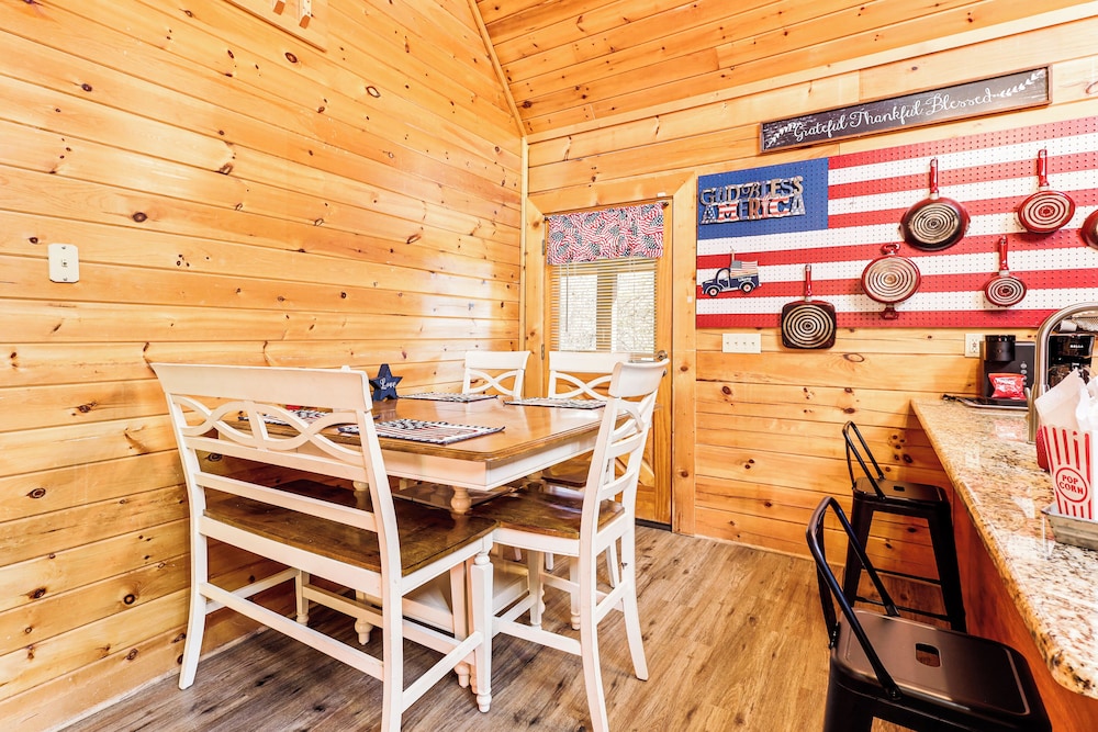 Cabin w/ Deck, Hot Tub & Douglas Lake Resort Perks